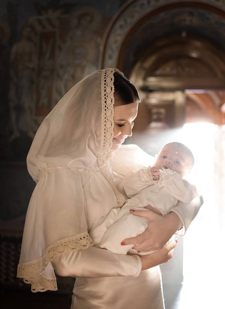 Украинская блогерша-миллионница окрестила сына: трогательные фото таинства